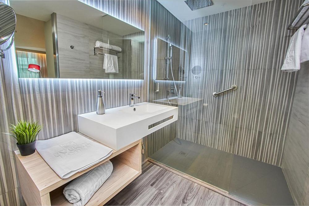 Gran Evenia Panama Hotel Exterior foto A wet room